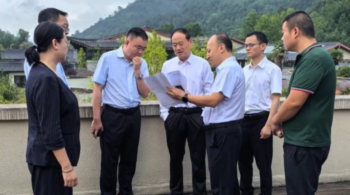 石培文董事長(zhǎng)調(diào)研督導(dǎo)康縣花橋如意鎏璟酒店汛期安全防范和運(yùn)營(yíng)管理工作