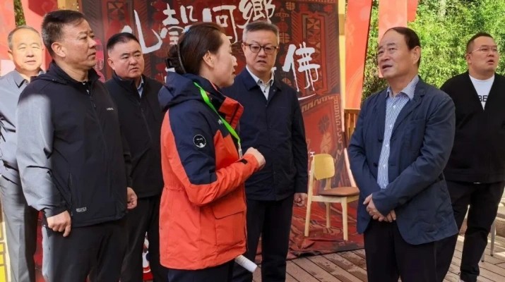 9月24日，集團(tuán)公司黨委書(shū)記、董事長(zhǎng)石培文率隊(duì)前往蘭州石佛溝景區(qū)進(jìn)行實(shí)地調(diào)研，并主持召開(kāi)了專(zhuān)題座談會(huì)。集團(tuán)副總經(jīng)理謝昕，副總經(jīng)理兼蘭州市政集團(tuán)黨委書(shū)記、董事長(zhǎng)高文陽(yáng)，以及集團(tuán)相關(guān)子公司和部室負(fù)責(zé)人一同